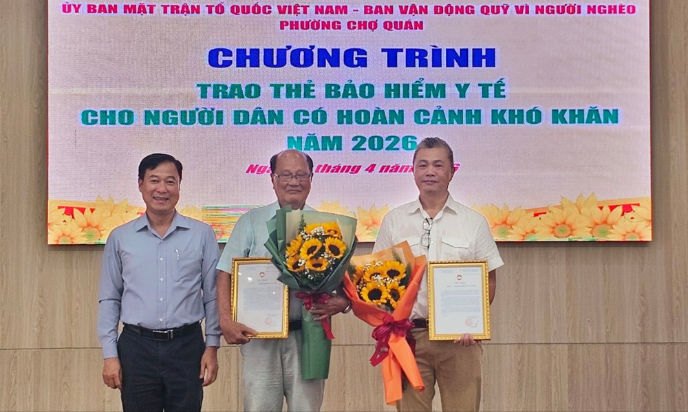 左关坊越南祖国阵线委员会主席黎晋才向穗城会馆与温陵会馆颁发感谢状。