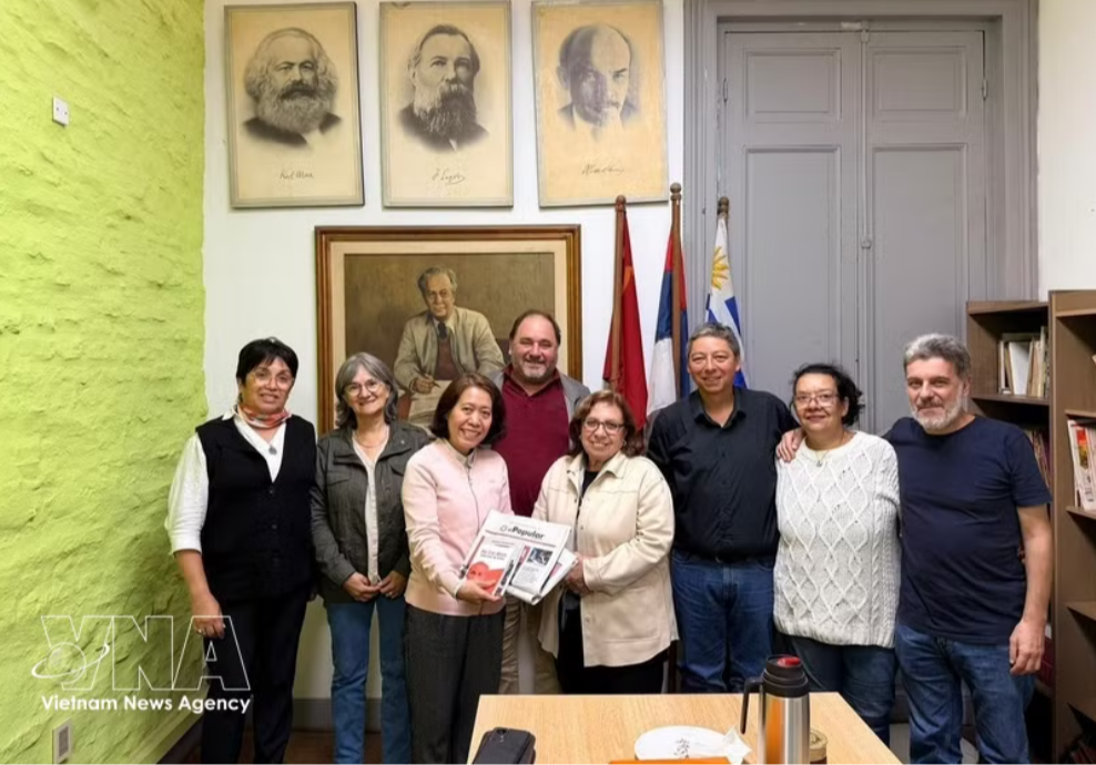 越南驻阿根廷兼驻乌拉圭大使吴明月与乌拉圭共产党代表合影留念。