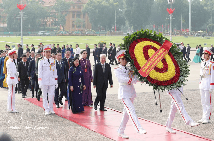 越南祖国阵线第十一次全国代表大会召开前夕，与会代表入陵瞻仰胡志明主席遗容。图：越通社