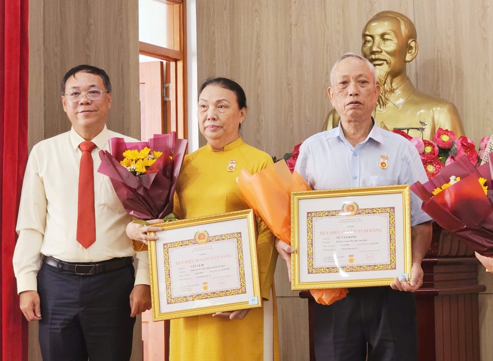 华人党员文丽仪(左二）荣获40年党龄徽章。