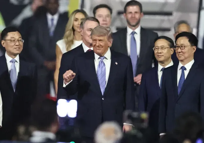 美国总统唐纳德·特朗普抵达中国。
