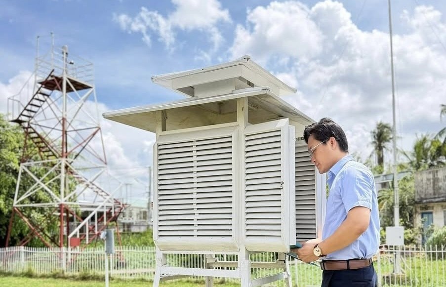 观测人员记录高温天气期间的气温数据。