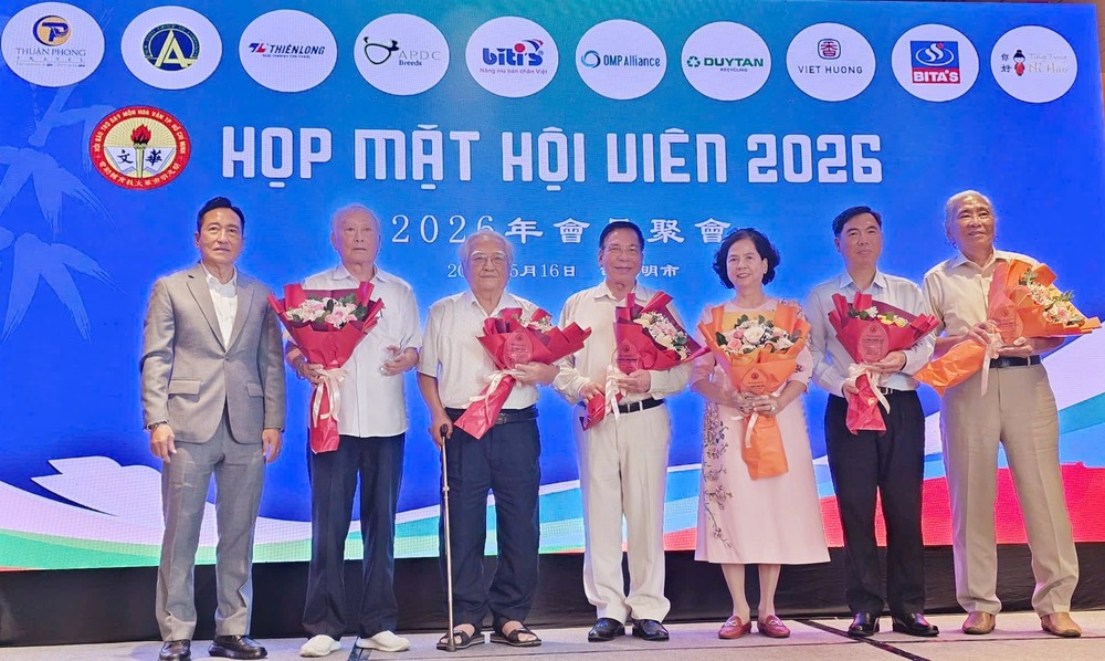 市华文教育辅助会主席古家寿送鲜花和纪念章向热心教育工作人士致谢。