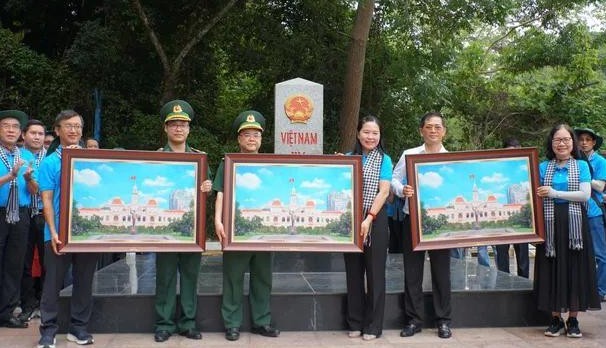 胡志明市各党机关党委常务处代表向谅山省各单位赠送纪念品。