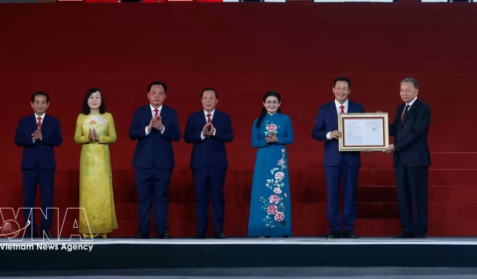 党中央总书记、国家主席苏林代表党和国家领导人，向同奈市党委、政府和人民颁发了国会关于成立同奈市的决议。图：越通社