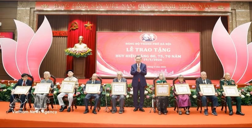 党中央总书记、国家主席苏林向各位党员颁发党龄纪念章。图：越通社