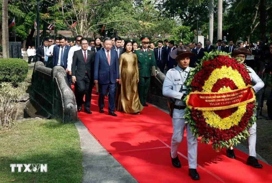 党中央总书记、国家主席苏林在菲律宾向胡志明主席雕像敬献花圈。 