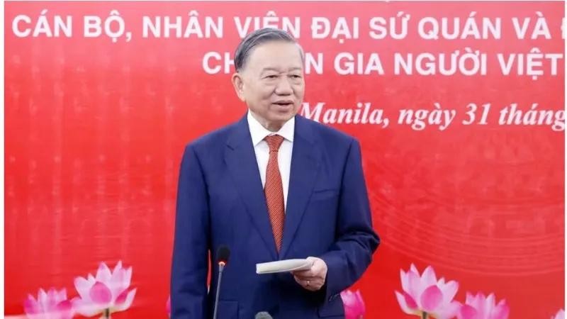 越南共产党中央总书记、国家主席苏林在见面会上通报国家主要发展方向、推动经济社会发展的各项措施以及此次访问泰国、新加坡取得的一些突出成果。