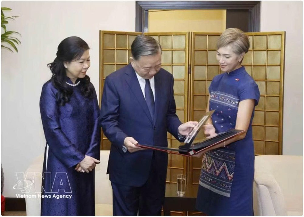 在樟宜国际机场送行时，新加坡数码发展及新闻部部长杨莉明向越共中央总书记、国家主席苏林和夫人赠送了一本记录总书记、国家主席和夫人在新加坡活动的照片集。图自越通社