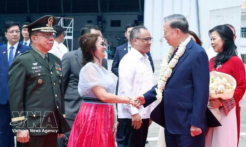 大使馆工作人员和旅居菲律宾越南人迎接越南党中央总书记、国家主席苏林和夫人。