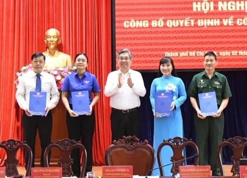 阮福禄主席向兼任各工作委员会负责人的同志颁发决定。