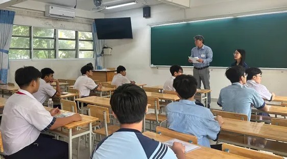 考生在福隆坊福隆高中学校考点参加十年级入学考试。图：秋心