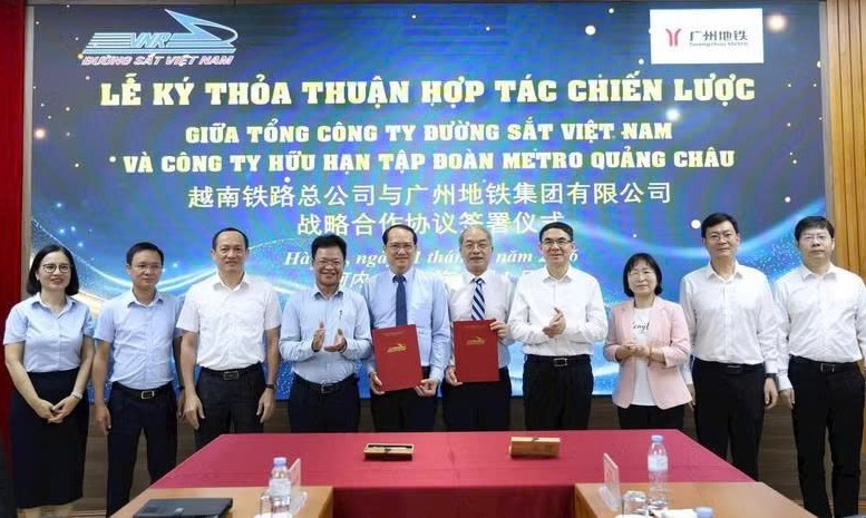 越南铁路总公司与中国广州地铁集团战略合作协议签署仪式。图自《新河内报》