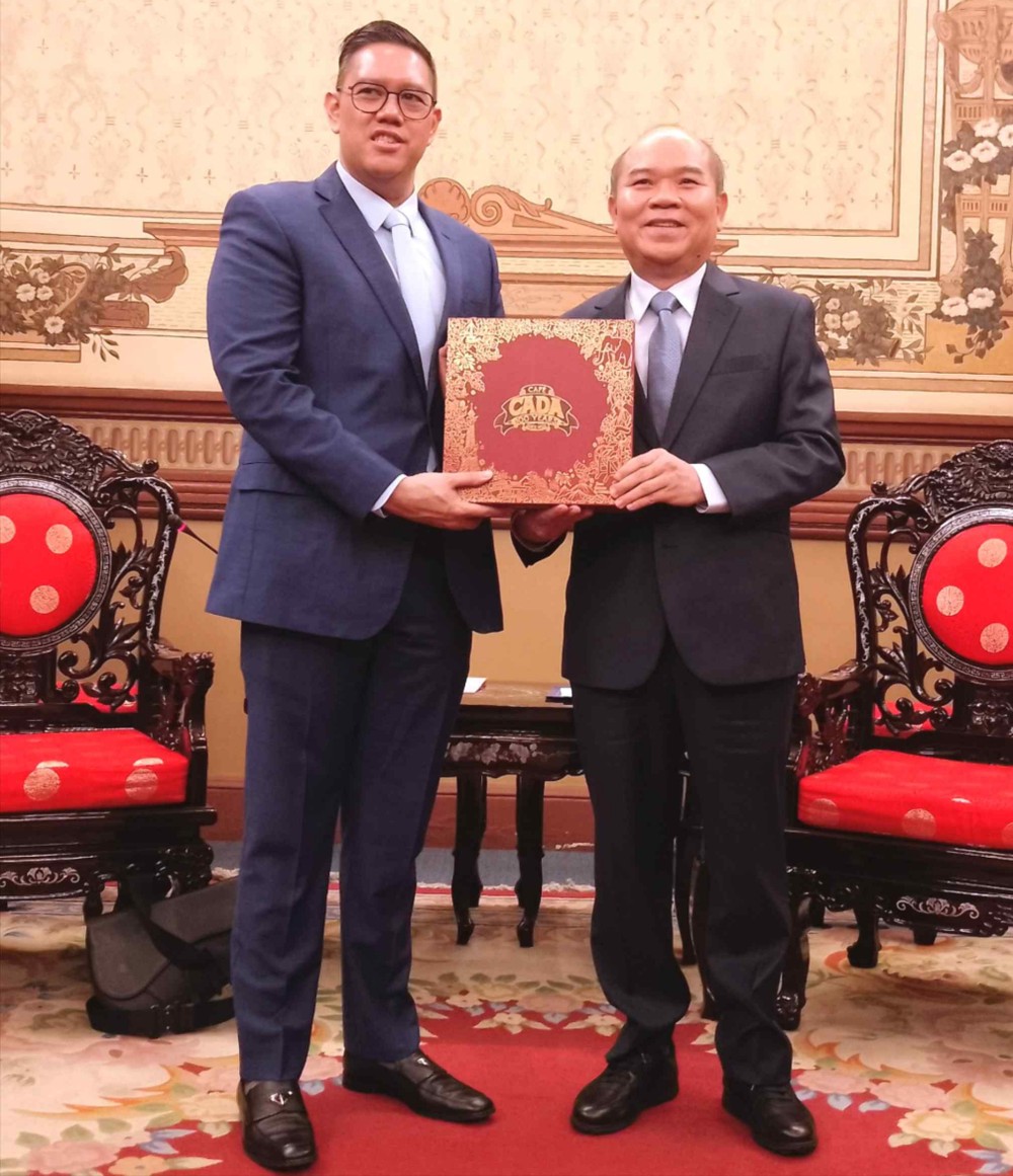 胡志明市人委会副主席陈文柒向印尼国会安全、国防、外交与情报委员会（第一委员会）副主席戴夫·阿克巴沙·菲卡诺·拉克索诺赠送纪念品。图：明珠