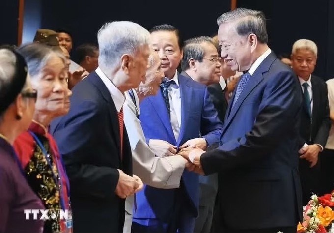 2025年7月24日，苏林总书记在河内出席模范有功者及历史见证人会晤活动。