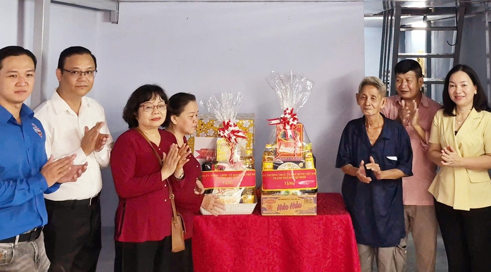 市越南祖国阵线委员会副主席张氏碧幸与坊领导向华人贫困户移交温情屋。