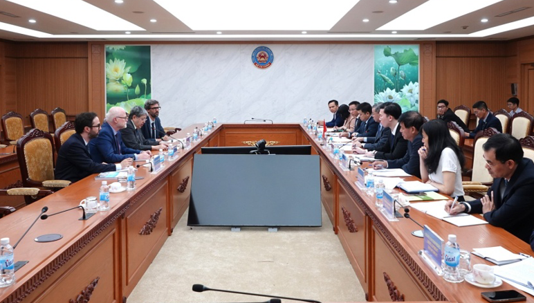工作会谈全景。图：mof.gov.vn