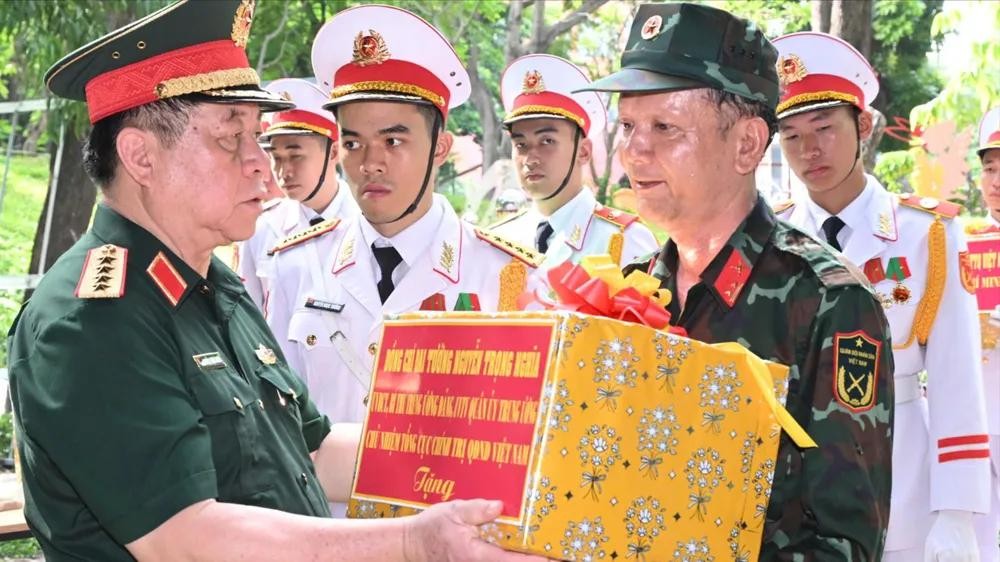 阮仲义大将向执行任务力量赠送鼓励礼物。图：越勇。