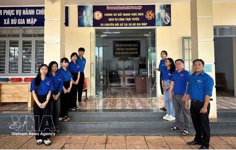 蒲嘉满乡青年团经常引导群众办理行政手续。图自越通社