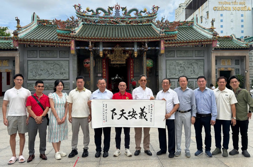 广西东兴关帝文化研究协会代表团与胡志明市潮州义安会馆代表交流合影。