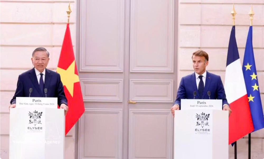 越南共产党中央总书记、国家主席苏林与法国总统埃马纽埃尔·马克龙在会谈前共同会见了记者。图自越通社