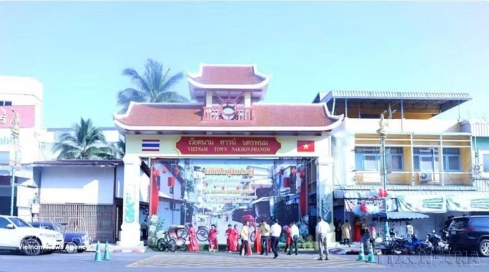 泰越文化街门楼位于泰国那空拍侬府主要街道尼塔亚街上，于2024年10月10日正式落成。图自越通社