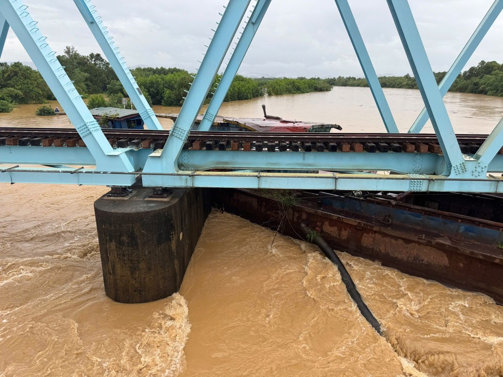 9 月 13 日，一艘驳船漂流并被困在广治省美政铁路桥桥墩处。照片: ĐỨC NGHĨA - VĂN THẮNG