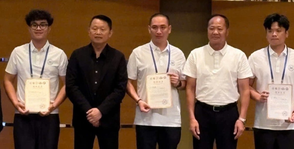 刘晓龙艺人（左一）获2026年国际级舞龙舞狮裁判员证书。