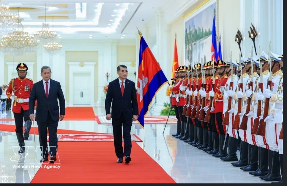 越南政府总理黎明兴与柬埔寨首相洪玛奈检阅柬军仪仗队。图自 越通社