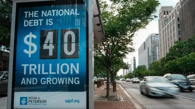2026年8月30日，美国首都华盛顿哥伦比亚特区的电子显示屏显示美国公共债务规模。 图片来源：JEMAL COUNTESS/GETTY IMAGES。