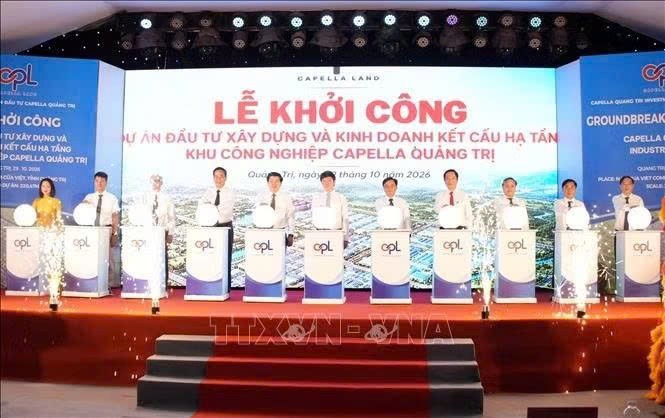 各界代表共同落实广治Capella工业区基础设施建设与经营投资项目按钮开工仪式。图:左专/越通社