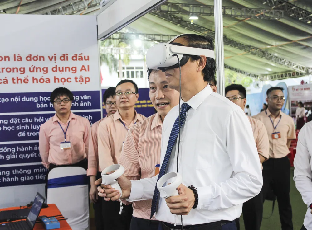 Thứ trưởng Bộ GD-ĐT Phạm Ngọc Thưởng tham gia trải nghiệm gian hàng của EMG Education.jpg