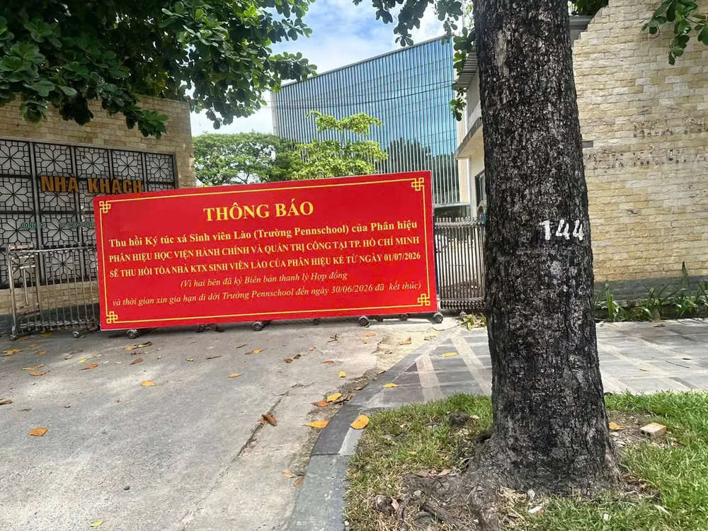 Cơ sở số 10 đường Ba tháng Hai (phường Hòa Hưng, TPHCM), Phân hiệu của Học viện Hành chính và Quản trị công đã gắn bảng thông báo thu hồi ký túc xá, nơi Trường Pennschool học sinh đến nhập học.