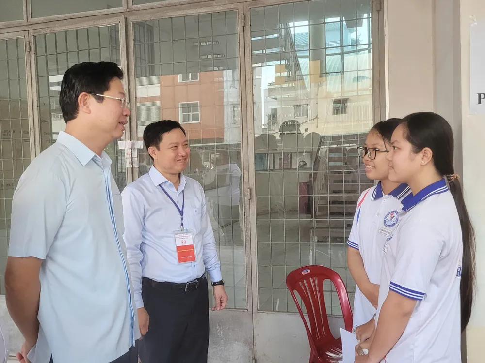 Ông Huỳnh Minh Tuấn - Phó chủ tịch UBND tỉnh và TS Lê Quang Trí - Giám đốc Sở GD-ĐT kiểm tra cơ sở vật chất và trao đổi học sinh Trường THPT Trần Hưng Đạo, phường Đạo Thạnh, tỉnh Đồng Tháp.