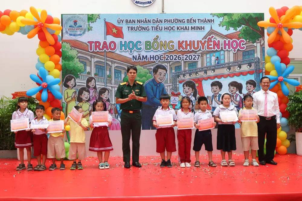 Nhiều suất học bổng đã được Trường Tiểu học Khai Minh trao tặng học sinh khó khăn từ chính sách đổi hoa thành học bổng trong lễ khai giảng.