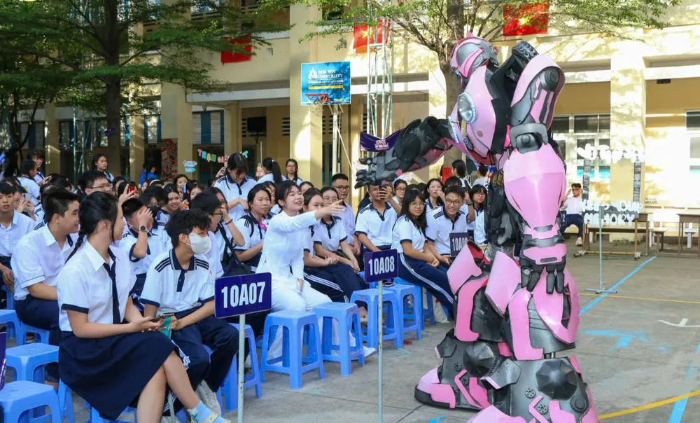 Học sinh Trường THPT Võ Thị Sáu thích thú với người bạn robot trong ngày đầu đến trường