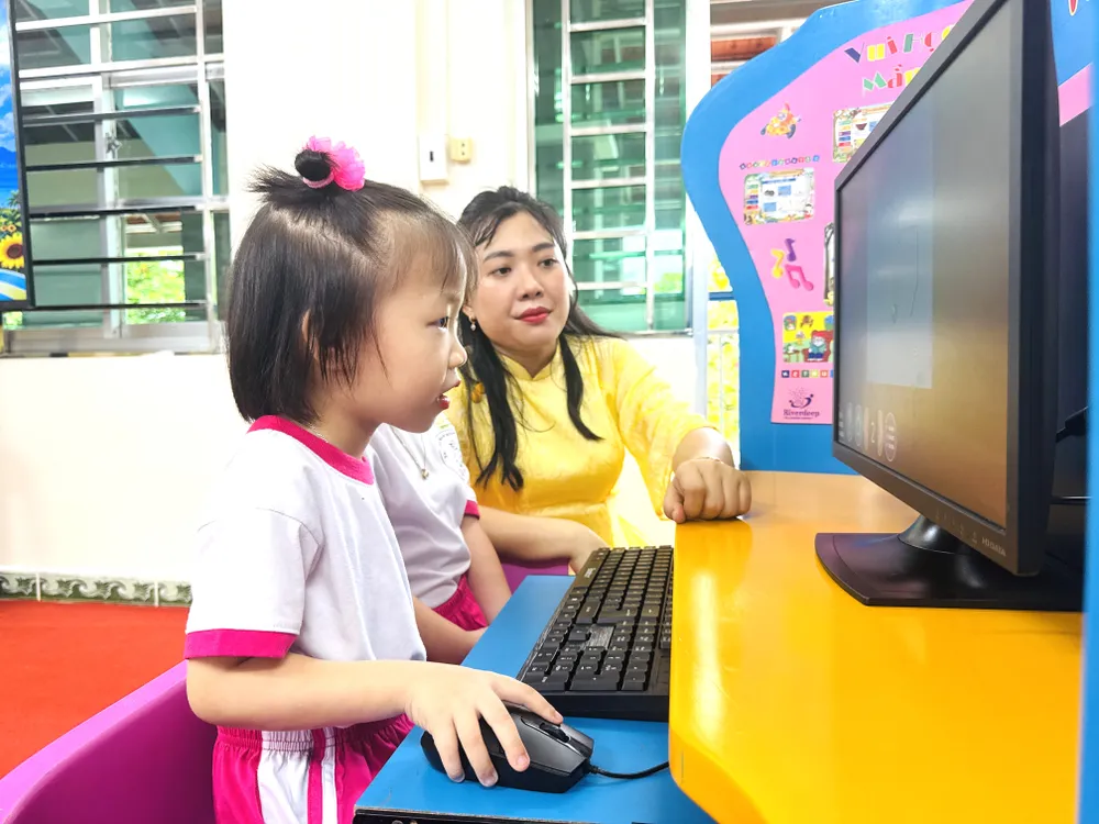 Giáo viên và học sinh Trường Mần non Hướng Dương phấn khởi vì có máy tính hỗ trợ cho việc giảng dạy và học tập.