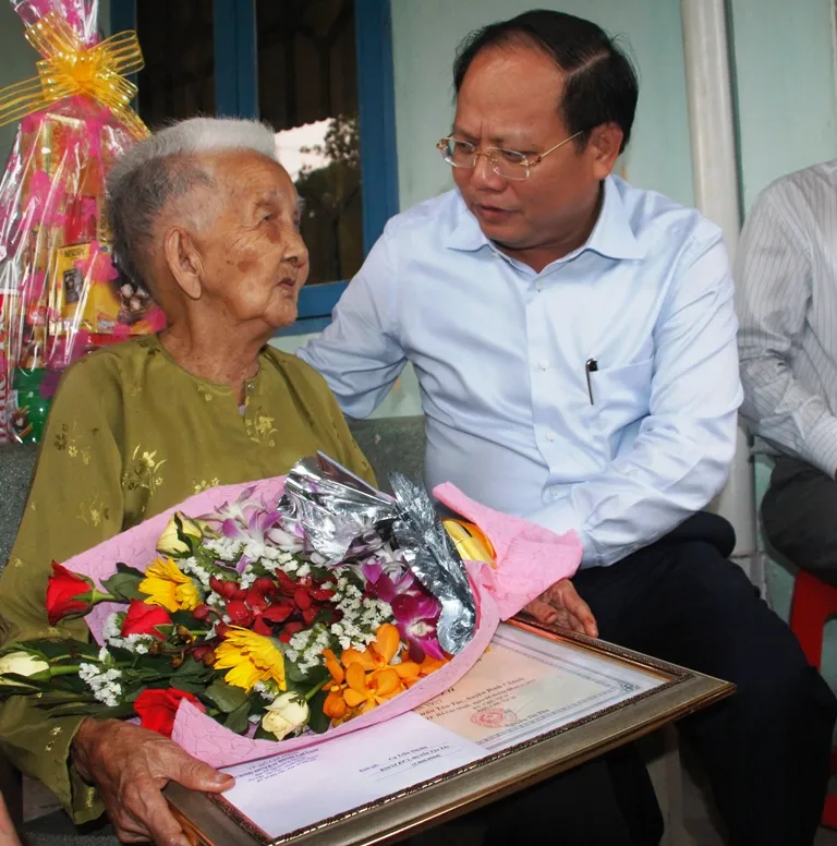 Lãnh đạo TPHCM thăm, chúc thọ người cao tuổi tại Bình Chánh ảnh 1