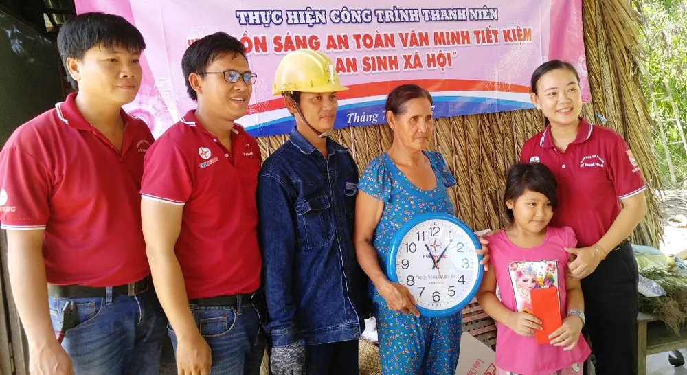 Chiến dịch Kỳ nghỉ hồng: Chăm sóc hệ thống điện cho dân nghèo ảnh 1