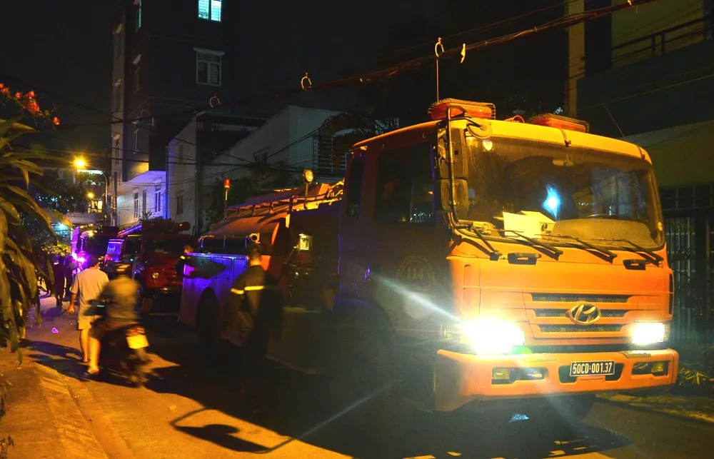 VIDEO: Cháy nhà 3 tầng ở quận 8, một người người chết, 7 người bị thương ảnh 2