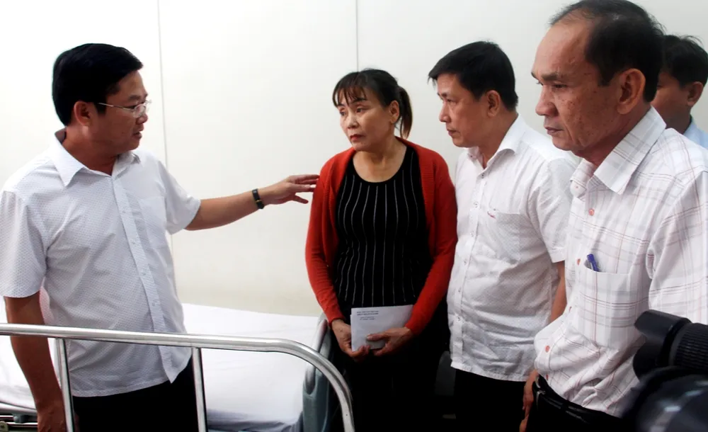 Lãnh đạo TPHCM viếng, thăm hỏi chiến sĩ PCCC hy sinh, bị thương ảnh 3