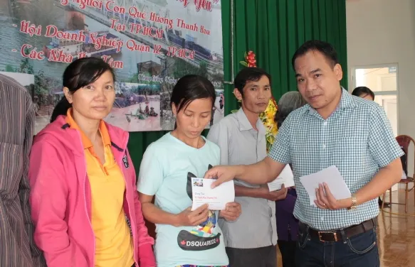 Gần 1 tỷ đồng hỗ trợ người dân miền Trung ổn định sau bão ảnh 1