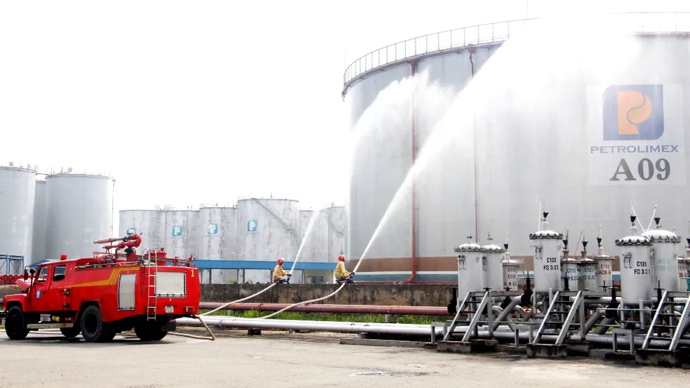 Hơn 900 người tham gia diễn tập chữa cháy, cứu nạn tại Tổng kho xăng dầu Nhà Bè ảnh 2
