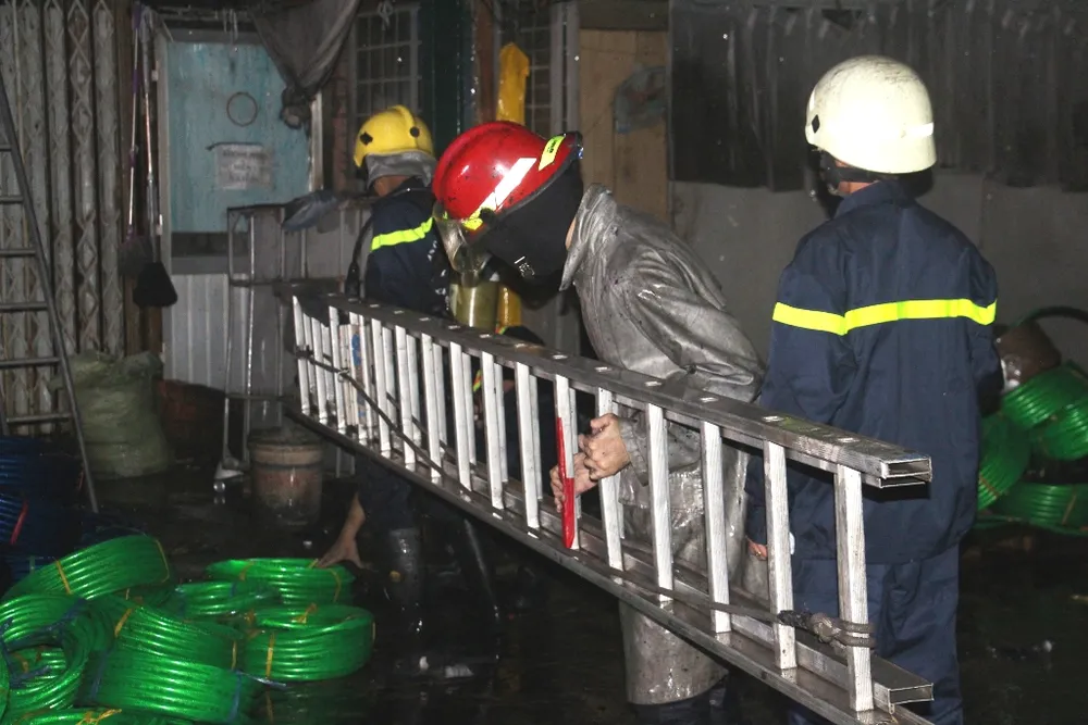 Vụ cháy lớn tại quận Tân Phú: Cảnh sát PCCC trắng đêm dập lửa ảnh 3