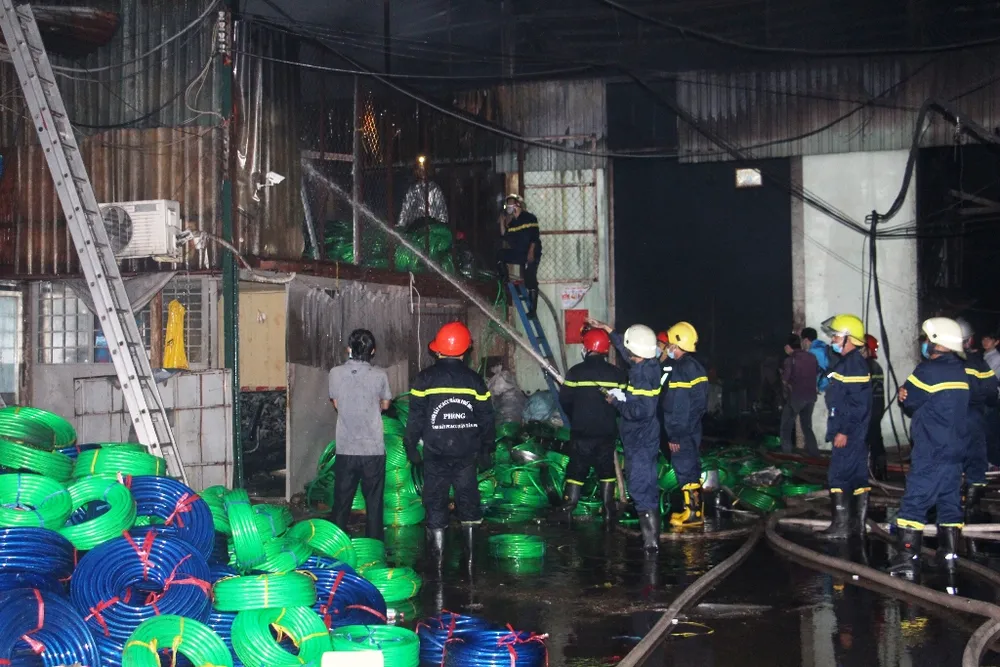 Vụ cháy lớn tại quận Tân Phú: Cảnh sát PCCC trắng đêm dập lửa ảnh 1