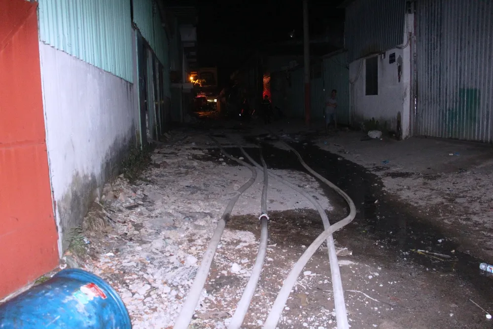 Vụ cháy lớn tại quận Tân Phú: Cảnh sát PCCC trắng đêm dập lửa ảnh 8