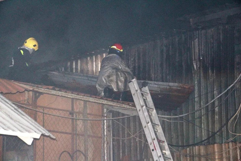 Vụ cháy lớn tại quận Tân Phú: Cảnh sát PCCC trắng đêm dập lửa ảnh 9