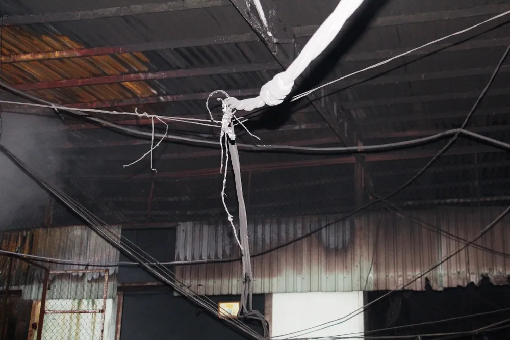 Vụ cháy lớn tại quận Tân Phú: Cảnh sát PCCC trắng đêm dập lửa ảnh 5