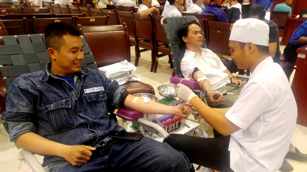 Kỹ sư điện làm việc tại Tổng Công ty Điện lực TPHCM tham gia hiến máu nhân đạo