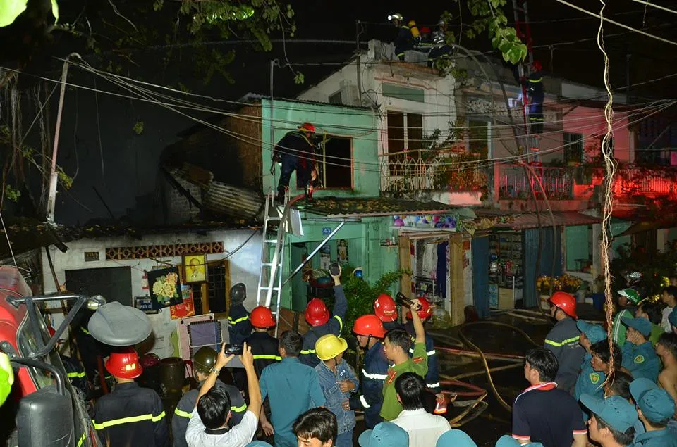 6 căn nhà ở quận 8 (TPHCM) bị cháy trong đêm       ảnh 2
